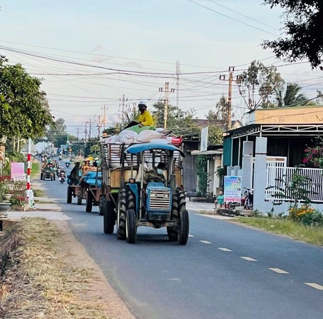 H&igrave;nh ảnh người d&acirc;n ngồi "vắt vẻo" tr&ecirc;n th&agrave;nh, th&ugrave;ng xe, ngồi chồng l&ecirc;n n&ocirc;ng sản&hellip;&nbsp;khi lưu th&ocirc;ng tr&ecirc;n đường v&agrave;o m&ugrave;a thu hoạch c&agrave; ph&ecirc; cuối năm