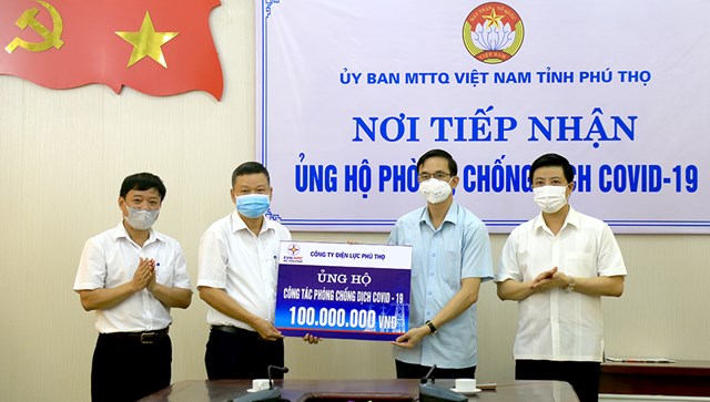 Ủy ban MTTQ tỉnh tiếp nhận số tiền 100 triệu đồng do Công ty Điện lực Phú Thọ ủng hộ công tác phòng, chống dịch COVID - 19.