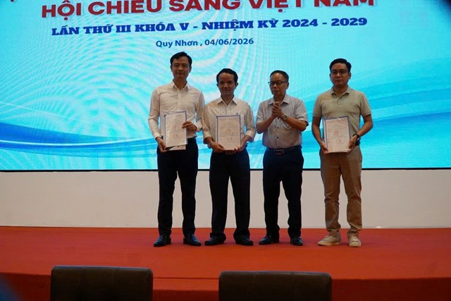 PGS.TS Nguyễn Hồng Tiến, Chủ tịch Hội CSVN Trao Quyết định kết nạp Hội vi&ecirc;n tập thể cho c&aacute;c đơn vị l&agrave; đại diện ch&iacute;nh quyền đ&ocirc; thị cơ sở của P.Mường Lay, P. Đắc Cấm, P. Kon Tum