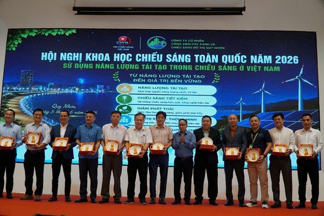 Chủ tịch Hội CSVN trao tặng Q&ugrave;a KNC cho c&aacute;c nh&agrave; t&agrave;i trợ.