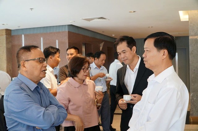 PGS.TS Nguyễn Hồng Tiến CTH CSVN trao đổi với đại biểu b&ecirc;n lề Hội nghị
