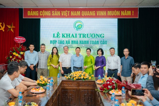 Ban L&atilde;nh đạo v&agrave; th&agrave;nh vi&ecirc;n HTX Nh&agrave; Xanh To&agrave;n Cầu