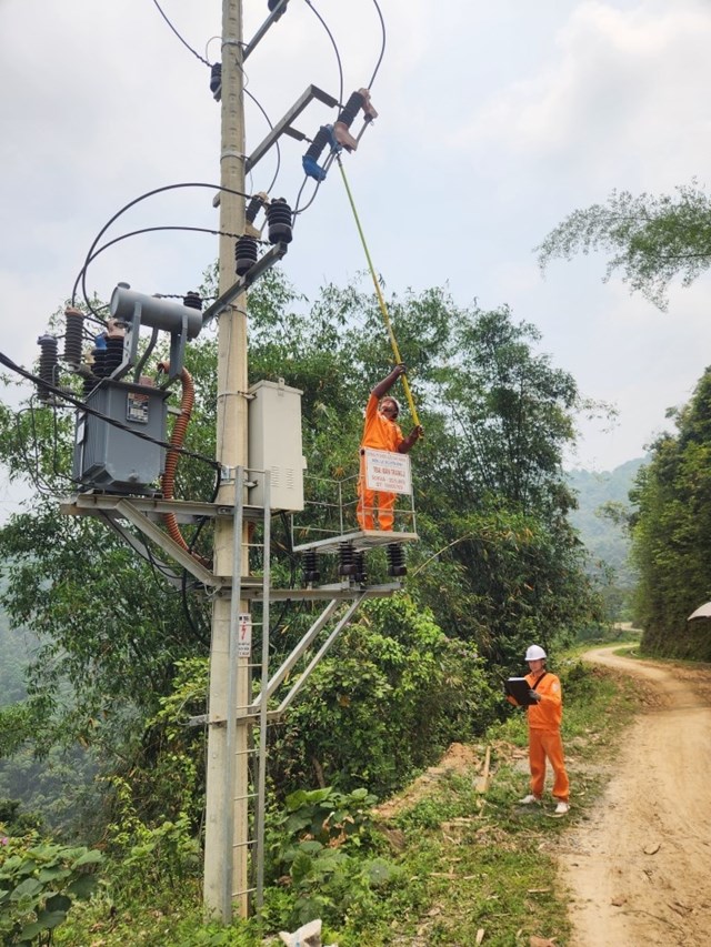 Điện lực Nguy&ecirc;n B&igrave;nh, PC Cao Bằng đóng đi&ecirc;̣n trạm bi&ecirc;́n áp Bản Luộc