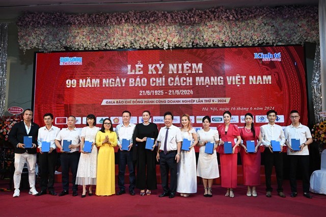 Mới đ&acirc;y, &ocirc;ng Hồ Văn Thật - Gi&aacute;m đốc C&ocirc;ng ty TNHH Quản l&yacute; đất đai Hồ Thật (vị tr&iacute; thứ ba từ tr&aacute;i sang phải) vinh dự l&agrave; một trong 20 đơn vị nhận C&uacute;p tr&iacute; &acirc;n cho c&aacute;c doanh nghiệp ti&ecirc;u biểu đồng h&agrave;nh c&ugrave;ng B&aacute;o ch&iacute; tại sự kiện&nbsp;Lễ kỷ niệm 99 năm Ng&agrave;y B&aacute;o ch&iacute; C&aacute;ch mạng Việt Nam v&agrave; Gala B&aacute;o ch&iacute; đồng h&agrave;nh c&ugrave;ng doanh nghiệp lần thứ 9 - 2024 do Tạp ch&iacute; Kinh tế v&agrave; Đồ uống tổ chức.