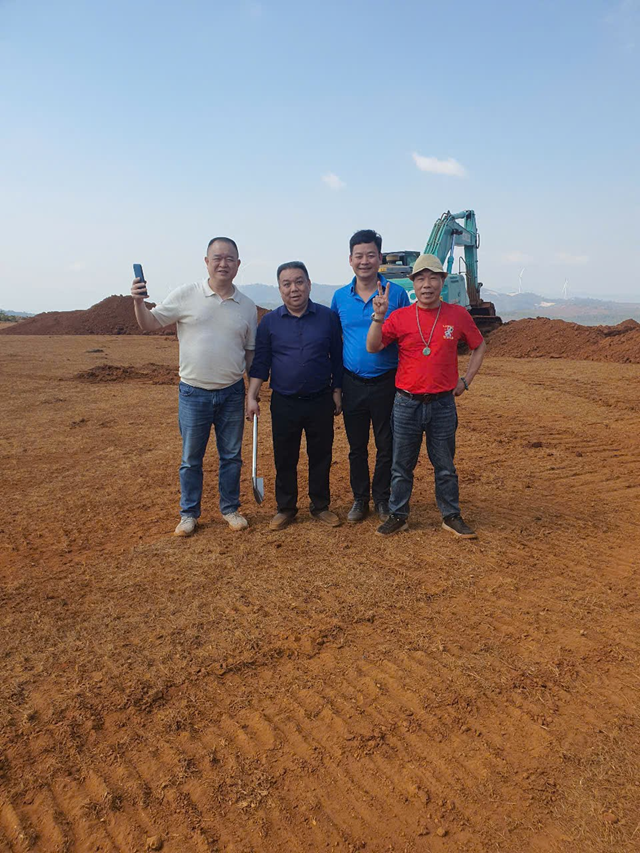 &Ocirc;ng Đỗ Tuấn H&ugrave;ng TGĐ c&ugrave;ng c&aacute;c chuy&ecirc;n Gia Trung Quốc Tại mỏ Boxit