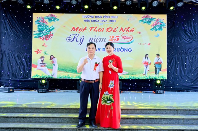 C&ocirc; Ng&ocirc; Thị To&aacute;n, Hiệu trưởng v&agrave; thầy Phương, Ph&oacute; Hiệu trưởng Trường THCS Vĩnh Ninh chia sẻ niềm vui c&ugrave;ng c&aacute;c cựu học sinh trong ng&agrave;y hội ngộ sau 25 năm.
