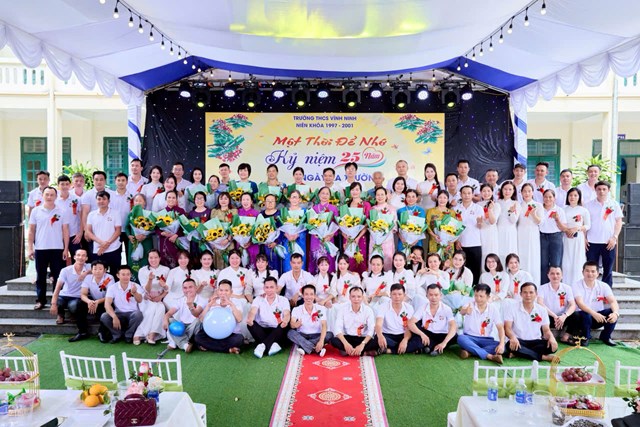 C&aacute;c cựu học sinh ni&ecirc;n kh&oacute;a 1997 &ndash; 2001 Trường THCS Vĩnh Ninh chụp ảnh lưu niệm c&ugrave;ng thầy c&ocirc; gi&aacute;o trong lễ kỷ niệm 25 năm ng&agrave;y ra trường, ng&agrave;y 14/6/2026.