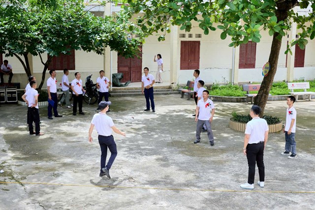 Những c&aacute;i bắt tay, nụ cười v&agrave; &aacute;nh mắt x&uacute;c động trong ng&agrave;y hội ngộ của thế hệ học tr&ograve; ni&ecirc;n kh&oacute;a 1997 &ndash; 2001.
