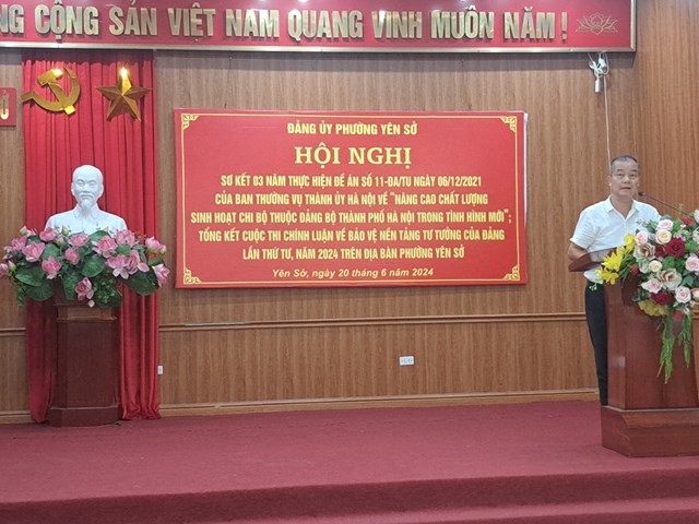 &Ocirc;ng Nguyễn Minh Căn - Ph&oacute; B&iacute; thư Thường trực, Chủ nhiệm Ủy ban Kiểm tra Đảng ủy phường Y&ecirc;n Sở tr&igrave;nh b&agrave;y b&aacute;o c&aacute;o sơ kết 3 năm thực hiện Đề &aacute;n số 11 của Ban Thường vụ th&agrave;nh ủy H&agrave; Nội.