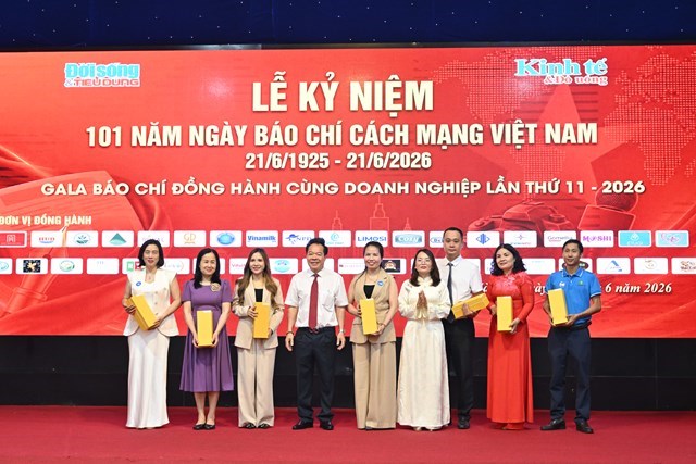 Doanh nh&acirc;n Ngọc Diệp c&ugrave;ng đại diện c&aacute;c đơn vị, doanh nghiệp ti&ecirc;u biểu đồng h&agrave;nh c&ugrave;ng b&aacute;o ch&iacute; vinh dự nhận C&uacute;p vinh danh tại Lễ kỷ niệm 101 năm Ng&agrave;y B&aacute;o ch&iacute; C&aacute;ch mạng Việt Nam.
