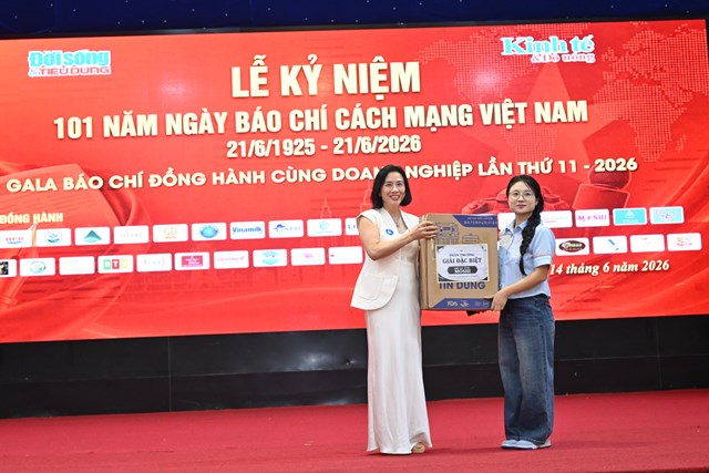 Doanh nh&acirc;n Ngọc Diệp - Gi&aacute;m đốc C&ocirc;ng ty TNHH Thương mại v&agrave; Dịch vụ T&amp;T Hiệp Ph&aacute;t trao qu&agrave; may mắn cho c&aacute;c đại biểu tại chương tr&igrave;nh.