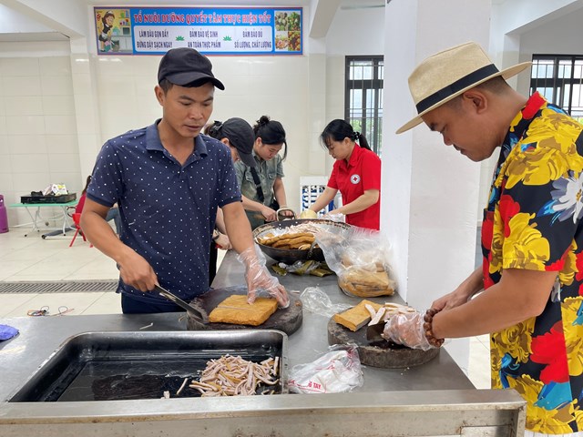 Huyện Ứng H&#242;a (H&#224; Nội): Ấm l&#242;ng &quot;hơn 3.000 suất ăn y&#234;u thương&quot; tiếp sức m&#249;a thi - Ảnh 3