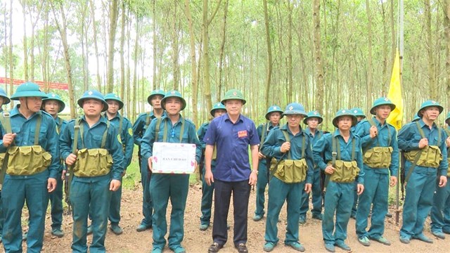 Đồng ch&iacute; Dương Quốc L&acirc;m - PBT Huyện ủy, Chủ tịch UBND huyện Thanh Thủy, Trưởng BCĐ diễn tập huyện ghi nhận v&agrave; ch&uacute;c mừng lực lượng d&acirc;n qu&acirc;n