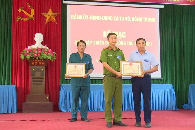 L&atilde;nh đạo x&atilde; Đồng Trung khen thưởng c&aacute; nh&acirc;n ho&agrave;n th&agrave;nh xuất sắc nhiệm vụ trong c&ocirc;ng t&aacute;c diễn tập chiến đấu ph&ograve;ng thủ năm 2021