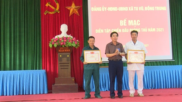 L&atilde;nh đạo x&atilde; Tu Vũ khen thưởng tập thể ho&agrave;n th&agrave;nh xuất sắc nhiệm vụ trong c&ocirc;ng t&aacute;c diễn tập chiến đấu ph&ograve;ng thủ năm 2021