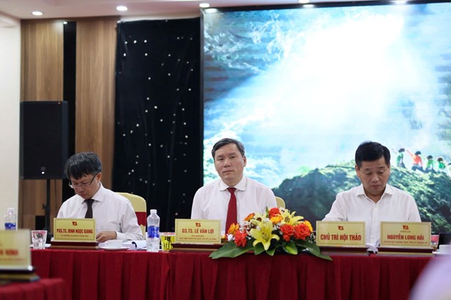 Chủ tr&igrave; Hội thảo&nbsp;(Nguồn ảnh: Cường Ruby)
