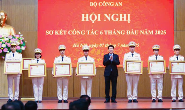 Chủ tịch nước Lương Cường trao Hu&acirc;n chương Chiến c&ocirc;ng hạng Nhất cho Đại t&aacute; Trần Văn Ph&uacute;c - Gi&aacute;m đốc C&ocirc;ng an tỉnh Quảng Ninh.