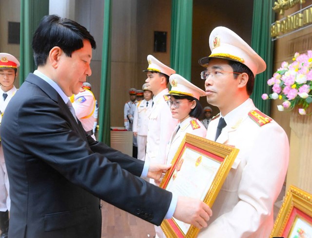 Đại t&aacute; Trần Văn Ph&uacute;c, Gi&aacute;m đốc C&ocirc;ng an tỉnh Quảng Ninh vinh dự được trao tặng Hu&acirc;n chương Chiến c&ocirc;ng hạng Nhất (thứ ba từ b&ecirc;n tr&aacute;i sang)