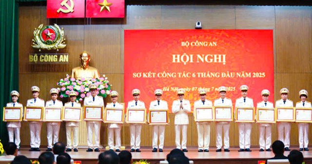 Thừa uỷ quyền của Chủ tịch nước, Bộ trưởng Lương Tam Quang trao Hu&acirc;n chương cho Thượng t&aacute; C&ugrave; Quốc Thắng, Ph&oacute; Gi&aacute;m đốc C&ocirc;ng an tỉnh (thứ 5 từ phải sang)