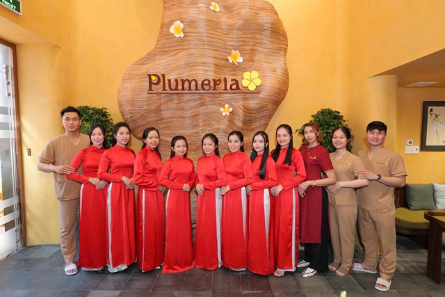 Plumeria Spa cũng t&iacute;ch hợp thiết bị ph&acirc;n t&iacute;ch thể trạng bằng c&ocirc;ng nghệ AI, x&acirc;y dựng liệu tr&igrave;nh chăm s&oacute;c c&aacute; nh&acirc;n h&oacute;a, kết hợp giữa Đ&ocirc;ng &ndash; T&acirc;y y để tăng hiệu quả v&agrave; t&iacute;nh bền vững trong việc duy tr&igrave; sức khỏe. Ngo&agrave;i trị liệu, kh&aacute;ch h&agrave;ng c&ograve;n được tư vấn chế độ vận động, dinh dưỡng v&agrave; nghỉ ngơi ph&ugrave; hợp theo từng thể trạng.