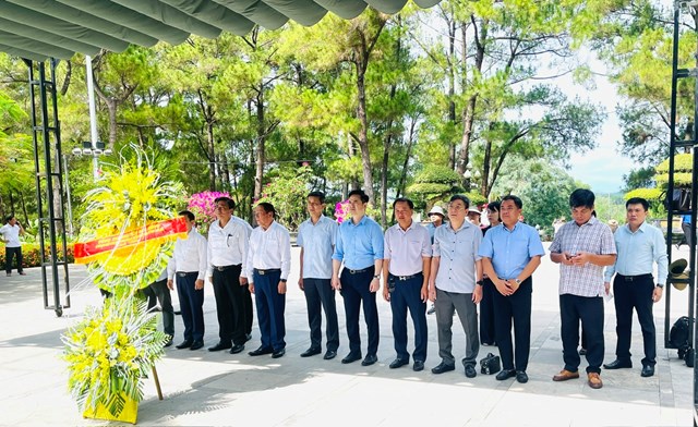 Tham gia c&ugrave;ng đo&agrave;n c&oacute; c&aacute;c đồng ch&iacute; Thứ trưởng, l&atilde;nh đạo c&aacute;c Tổng cục, Cục, Vụ, đơn vị trực thuộc Bộ c&ugrave;ng đ&ocirc;ng đảo c&aacute;n bộ, c&ocirc;ng chức, vi&ecirc;n chức, người lao động ti&ecirc;u biểu, đại diện cho hơn 1.000 c&aacute;n bộ ng&agrave;nh Văn h&oacute;a, Thể thao v&agrave; Du lịch tr&ecirc;n cả nước.