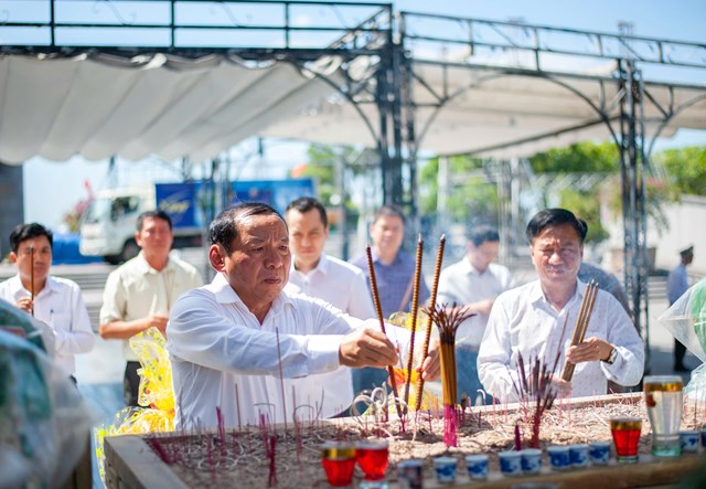 Đo&agrave;n c&ocirc;ng t&aacute;c của Bộ Văn h&oacute;a, Thể thao v&agrave; Du lịch do Bộ trưởng Nguyễn Văn H&ugrave;ng l&agrave;m trưởng đo&agrave;n đến d&acirc;ng hương, đặt v&ograve;ng hoa tưởng niệm tại Nghĩa trang Liệt sĩ Trường Sơn, tỉnh Quảng Trị