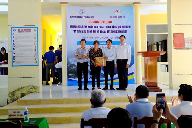 Kh&#225;m chữa bệnh nh&#226;n đạo, ph&#225;t thuốc, tặng qu&#224; miễn ph&#237; v&#224; trao học bổng tại x&#227; B&#225;c &#193;i T&#226;y - Ảnh 2