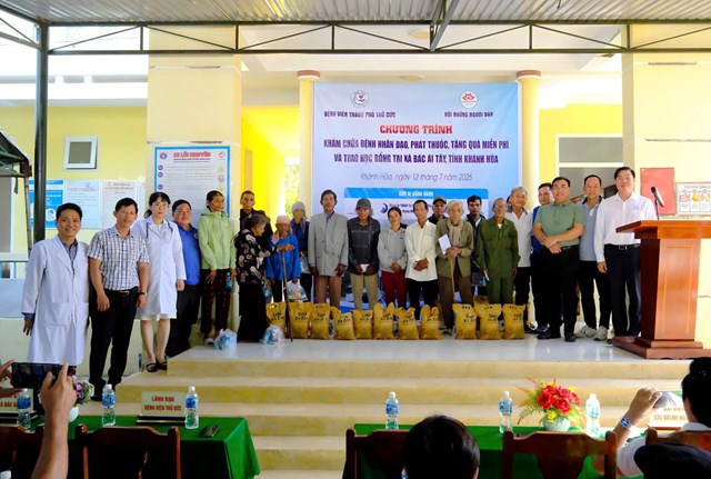 Kh&#225;m chữa bệnh nh&#226;n đạo, ph&#225;t thuốc, tặng qu&#224; miễn ph&#237; v&#224; trao học bổng tại x&#227; B&#225;c &#193;i T&#226;y - Ảnh 3