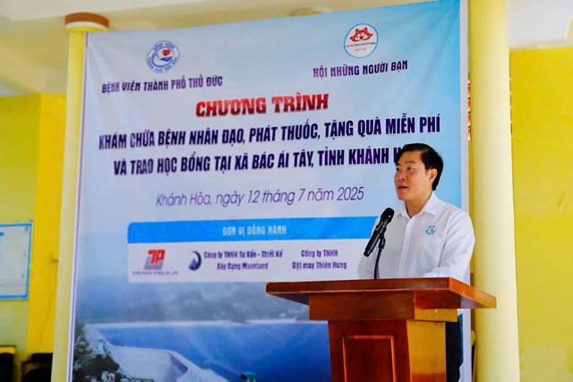 Kh&#225;m chữa bệnh nh&#226;n đạo, ph&#225;t thuốc, tặng qu&#224; miễn ph&#237; v&#224; trao học bổng tại x&#227; B&#225;c &#193;i T&#226;y - Ảnh 1