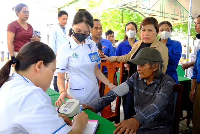 Kh&#225;m chữa bệnh nh&#226;n đạo, ph&#225;t thuốc, tặng qu&#224; miễn ph&#237; v&#224; trao học bổng tại x&#227; B&#225;c &#193;i T&#226;y - Ảnh 4