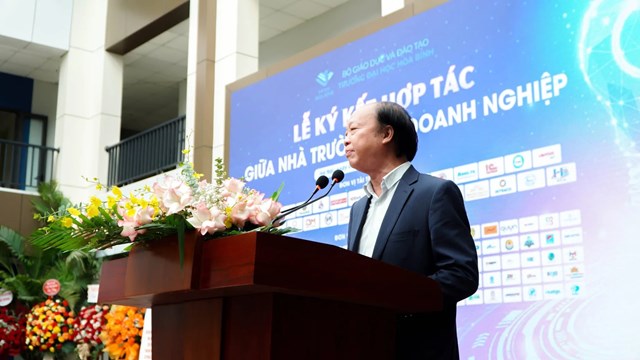 &Ocirc;ng Nguyễn Đ&igrave;nh Thắng - Chủ tịch Hồng Cơ Group, đại diện cho c&aacute;c doanh nghiệp cũng cho biết trong sự hợp t&aacute;c giữa nh&agrave; trường, sinh vi&ecirc;n v&agrave; doanh nghiệp: Nh&agrave; trường giữ vai tr&ograve; chủ đạo trong đ&agrave;o tạo v&agrave; định hướng học tập; c&ograve;n Doanh nghiệp sẽ hỗ trợ nh&agrave; trường th&ocirc;ng qua việc đặt h&agrave;ng v&agrave; đ&agrave;o tạo khi sinh vi&ecirc;n thực tập, gi&uacute;p c&aacute;c em &aacute;p dụng kiến thức v&agrave;o thực tiễn c&ocirc;ng việc sau n&agrave;y. V&agrave; sinh vi&ecirc;n l&agrave; yếu tố quan trọng trong mối quan hệ n&agrave;y với kh&aacute;t vọng v&agrave; khả năng học hỏi, họ g&oacute;p phần đ&aacute;ng kể v&agrave;o sự hợp t&aacute;c giữa Nh&agrave; trường với Doanh nghiệp.