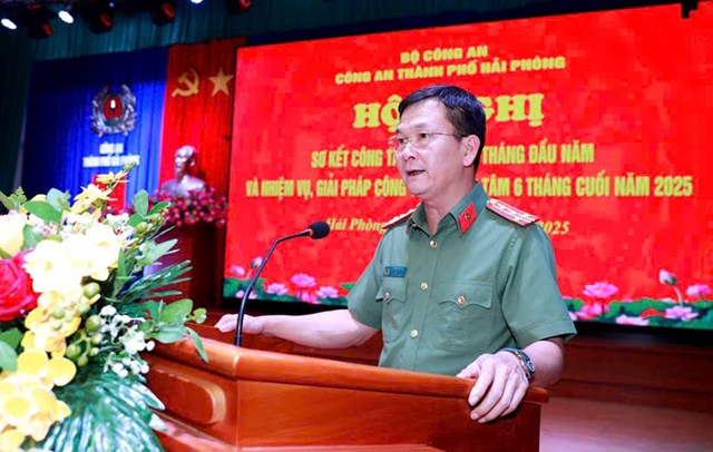 Đại t&aacute; B&ugrave;i Quang B&igrave;nh, Ủy vi&ecirc;n Ban Thường vụ Th&agrave;nh ủy, B&iacute; thư Đảng ủy, Gi&aacute;m đốc CATP ph&aacute;t biểu tại hội nghị