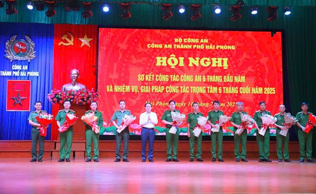 Đồng ch&iacute; L&ecirc; Tiến Ch&acirc;u, Ủy vi&ecirc;n TW Đảng, B&iacute; thư Th&agrave;nh ủy, Trưởng Đo&agrave;n ĐBQH Hải Ph&ograve;ng tặng hoa ch&uacute;c mừng c&aacute;c đồng ch&iacute; được bổ nhiệm chức danh tư ph&aacute;p