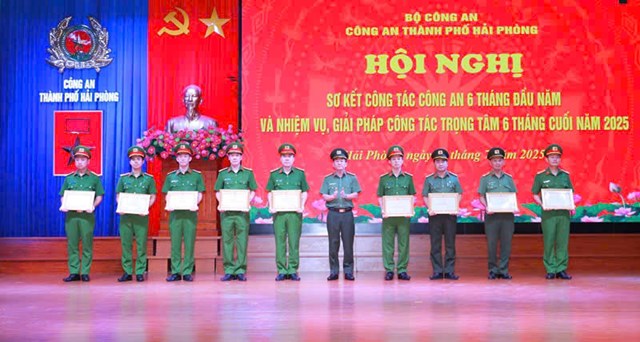Đại t&aacute; B&ugrave;i Quang B&igrave;nh, Ủy vi&ecirc;n Ban Thường vụ Th&agrave;nh ủy, B&iacute; thư Đảng ủy, Gi&aacute;m đốc CATP trao bằng khen của Bộ C&ocirc;ng an tặng c&aacute;c tập thể c&aacute; nh&acirc;n.