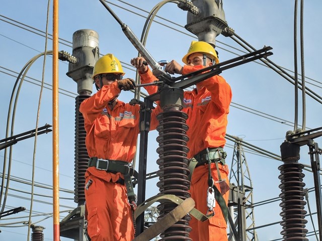 Vệ sinh xử lý tiếp xúc tại dao cách ly xuất tuyến đầu trạm 220kV Nam Định