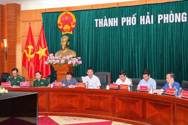Ph&oacute; Chủ tịch UBND th&agrave;nh phố Trần Văn Qu&acirc;n ph&aacute;t biểu chỉ đạo tại cuộc họp