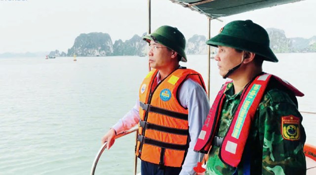 Đồng ch&iacute; Phạm Đức Ấn, Ph&oacute; B&iacute; thư Tỉnh ủy, Chủ tịch UBND tỉnh, c&oacute; mặt tại hiện trường để chỉ đạo trực tiếp c&ocirc;ng t&aacute;c cứu hộ, đảm bảo an to&agrave;n cho du kh&aacute;ch v&agrave; thuyền vi&ecirc;n.