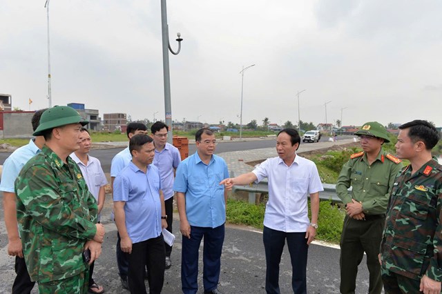Đồng ch&iacute; L&ecirc; Tiến Ch&acirc;u, Uỷ vi&ecirc;n Trung ương Đảng, B&iacute; thư Th&agrave;nh uỷ, Trưởng Đo&agrave;n đại biểu Quốc hội th&agrave;nh phố Hải Ph&ograve;ng kiểm tra c&ocirc;ng t&aacute;c ph&ograve;ng chống b&atilde;o tại đặc khu C&aacute;t Hải