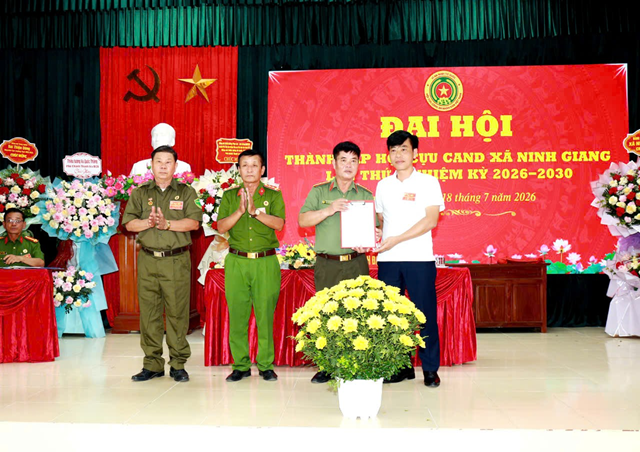 Đồng ch&iacute; Trần H&ugrave;ng Việt &ndash; Ph&oacute; B&iacute; thư Đảng ủy, Chủ tịch Ủy ban nh&acirc;n d&acirc;n x&atilde; Ninh Giang trao quyết định th&agrave;nh lập hội
