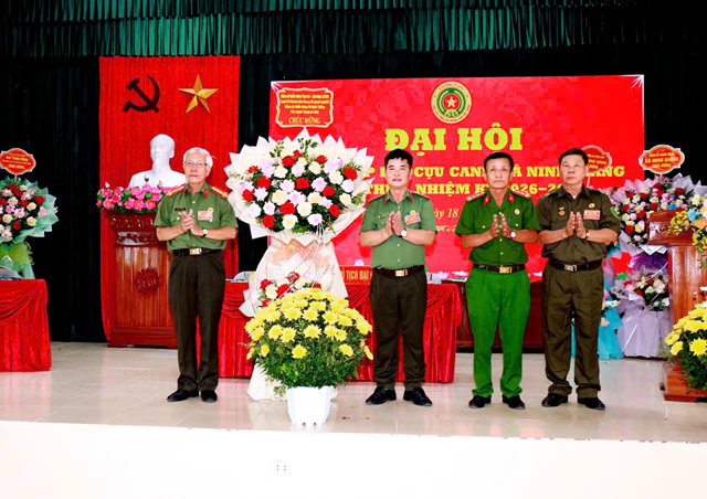 Đồng ch&iacute; Thiếu tướng, Anh h&ugrave;ng Lực lượng vũ trang nh&acirc;n d&acirc;n Phan Lai &ndash; Nguy&ecirc;n Ch&aacute;nh Thanh tra Bộ C&ocirc;ng an tặng hoa ch&uacute;c mừng Đại hội