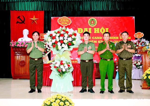 Trung tướng B&ugrave;i Thiện Dũng, nguy&ecirc;n Cục trưởng Cục trang bị v&agrave; kho vận Bộ C&ocirc;ng an tặng hoa ch&uacute;c mừng Đại hội
