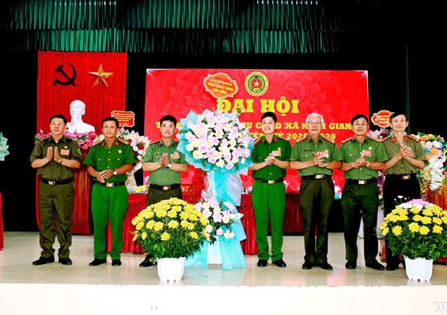 L&atilde;nh đạo Hội Cựu C&ocirc;ng an nh&acirc;n d&acirc;n tỉnh Ninh B&igrave;nh tặng hoa ch&uacute;c mừng Đại hội