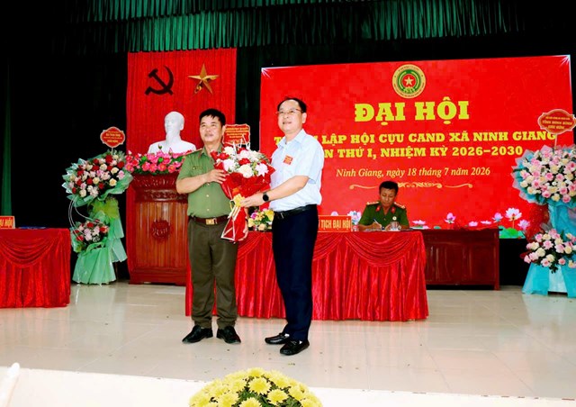 Đồng ch&iacute; Đinh Thanh T&ugrave;ng &ndash; Ph&oacute; Tổng Bi&ecirc;n tập Tạp ch&iacute; Kinh tế v&agrave; Đồ uống ch&uacute;c ch&uacute;c mừng Đại hội