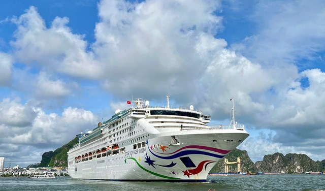 T&agrave;u biển Star Voyager đưa hơn 1.200 du kh&aacute;ch từ Hồng K&ocirc;ng cập Cảng t&agrave;u kh&aacute;ch quốc tế Hạ Long Quảng Ninh.