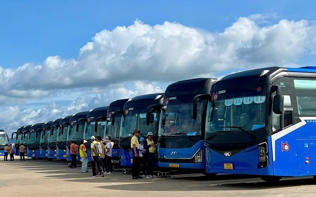 Du kh&aacute;ch chuẩn bị l&ecirc;n xe kh&aacute;m ph&aacute; Quảng Ninh.