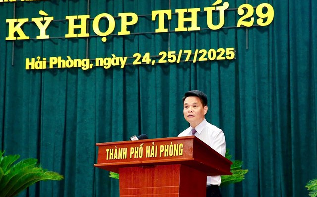 &Ocirc;ng L&ecirc; Ngọc Ch&acirc;u, Chủ tịch UBND TP Hải Ph&ograve;ng tr&igrave;nh b&agrave;y b&aacute;o c&aacute;o kế hoạch ph&aacute;t triển kinh tế - x&atilde; hội năm 2025 v&agrave; nhiệm vụ, giải ph&aacute;p 6 th&aacute;ng cuối năm 2025.