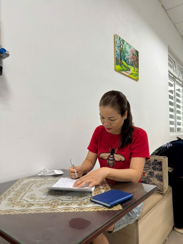 Chị L&yacute; Thị Nhạn &ndash; t&aacute;c giả bức thư x&uacute;c động kể lại h&agrave;nh tr&igrave;nh hồi sinh của mẹ m&igrave;nh dưới sự chăm s&oacute;c tận t&acirc;m của b&aacute;c sĩ Nguyễn Hồng Kỳ.
