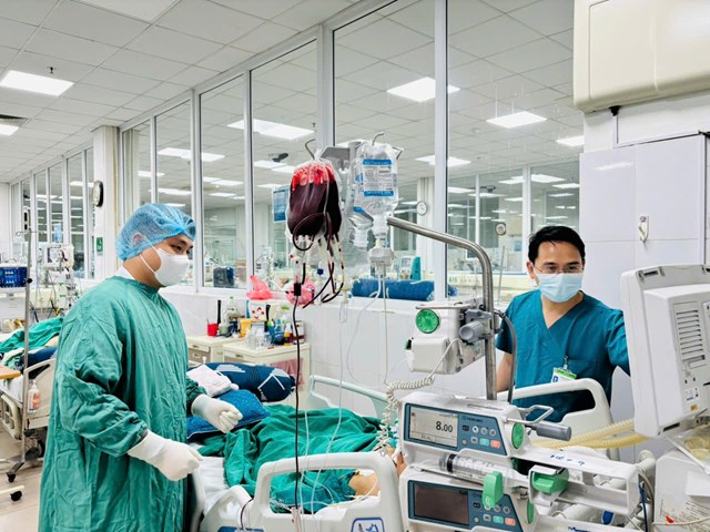 B&aacute;c sĩ Nguyễn Hồng Kỳ (b&ecirc;n phải) lặng lẽ b&ecirc;n giường bệnh, tận t&acirc;m theo d&otilde;i từng chỉ số, từng chuyển biến nhỏ của bệnh nh&acirc;n &ndash; minh chứng sống động cho h&igrave;nh ảnh 'Lương y như từ mẫu'