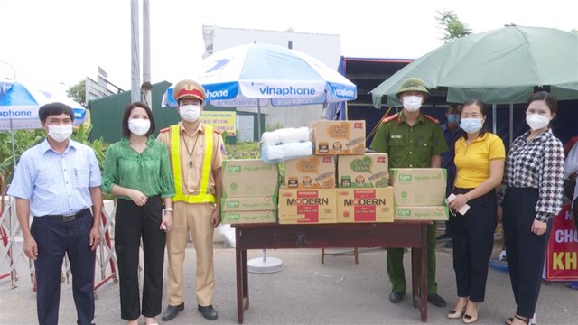 L&atilde;nh đạo Hội LHPN huyện trao nhu yếu phẩm cho lực lượng l&agrave;m nhiệm vụ tại chốt kiểm dịch