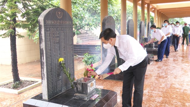 Đồng ch&iacute; Nguyễn Minh Tường - TUV, B&iacute; thư Huyện ủy, Chủ tịch HĐND huyện d&acirc;ng n&eacute;n t&acirc;m hương từng phần mộ tại Nghĩa trang Liệt sỹ Mặt trận Tu Vũ, Nh&agrave; bia tưởng niệm ghi t&ecirc;n liệt sỹ, Mẹ VNAH